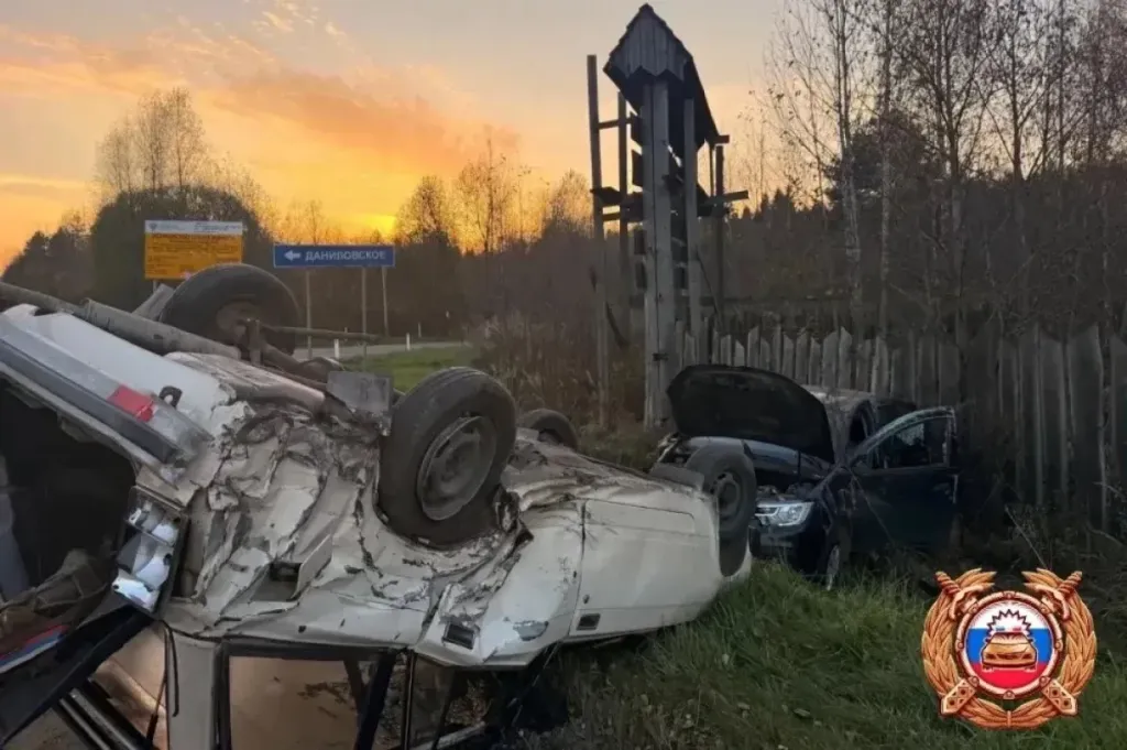 На трассе под Тверью столкнулись Renault и ВАЗ, пострадал водитель
